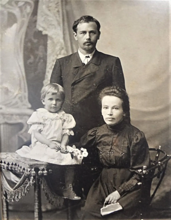 Mykola Leontovych with the family 