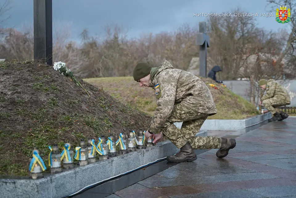 A Ukrainian soldier paying tribute to fighters of the Ukrainian People’s Republic who gave their lives. Near the Memorial in Bazar.