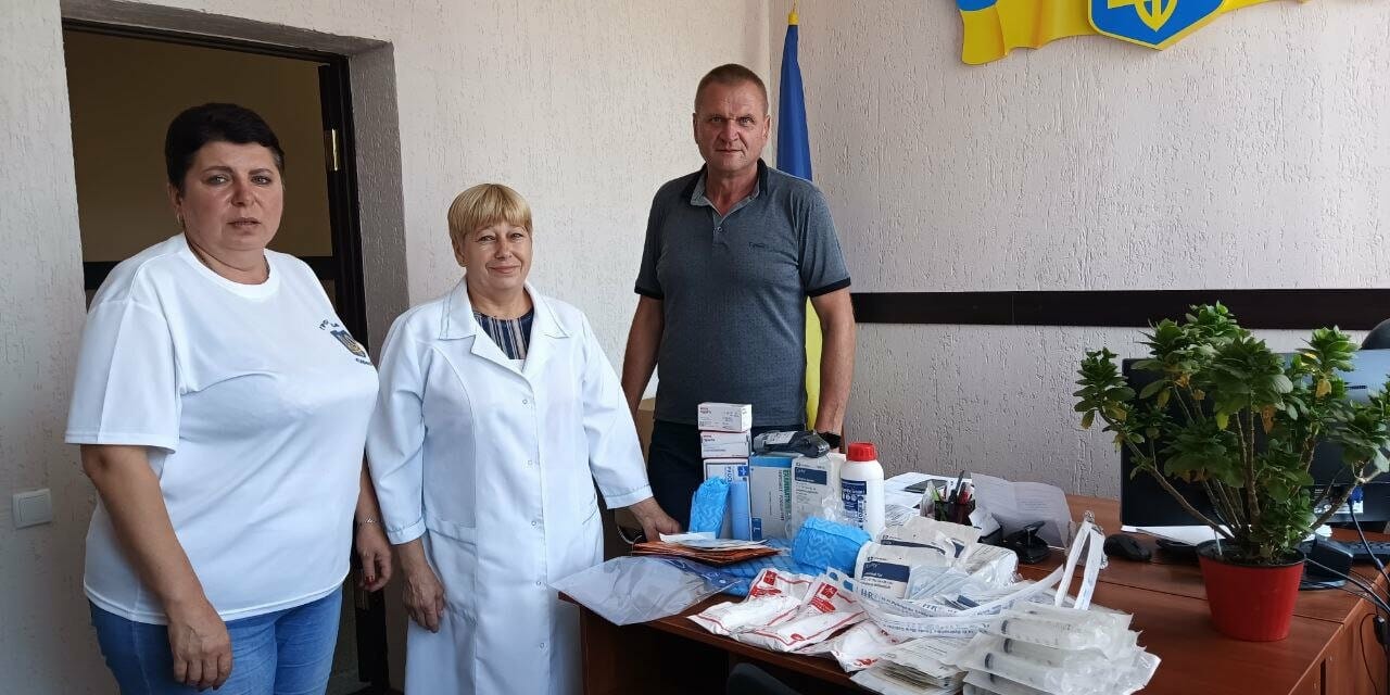 Village Headman Anatoly Strakhov with the medical staff of the paramedic station 