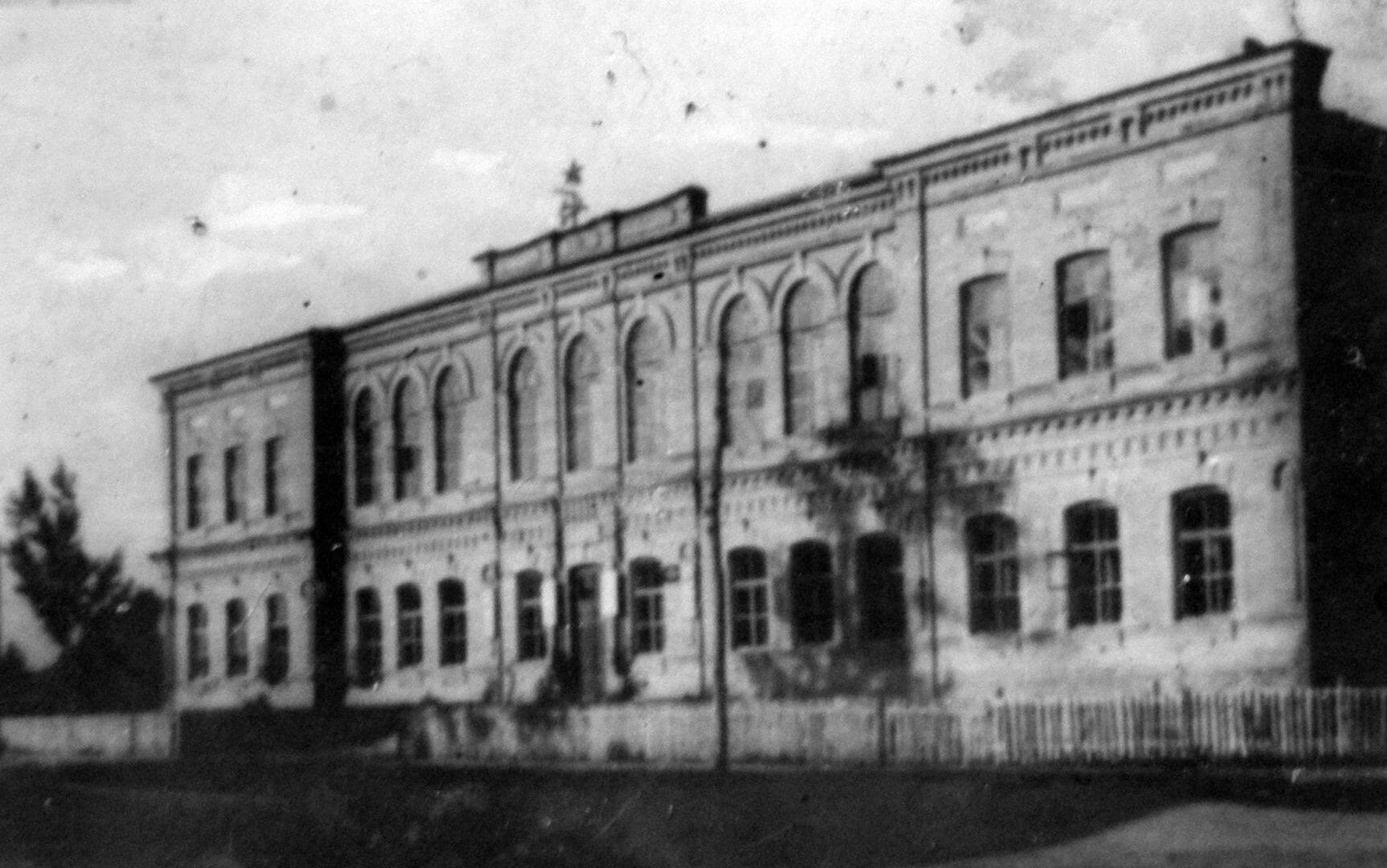 The building of the Borzna secondary school (now P. Kulish Gymnasium)