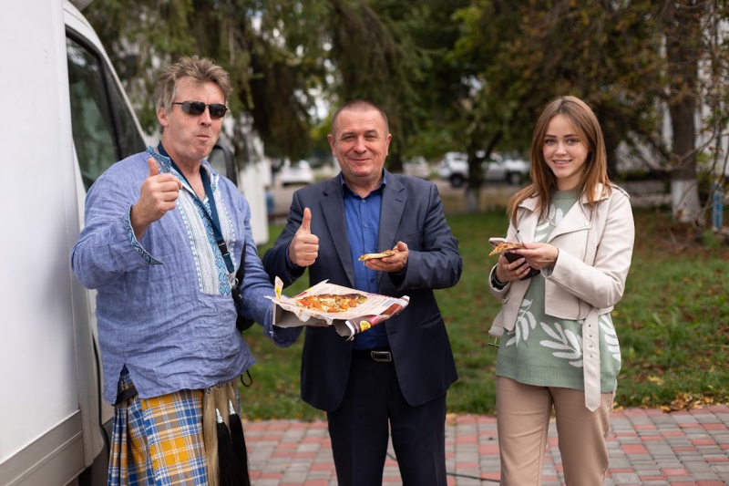 Pizza on Wheels charity project. In the photo (from left to right) David Fox-Pitt (a volunteer from Scotland), Yurii Shamanovskyi (the head of the community), Liudmyla Sydorenko (an employee of the Economy and Investment Department). 