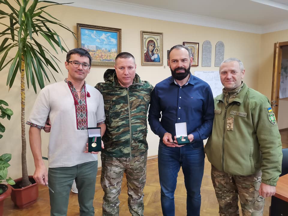 Mykola Baksheiev, the mayor of Pervomaiskyi, and his first deputy Anton Orekhov, received medals “For assistance in the protection of the State Border of Ukraine.”