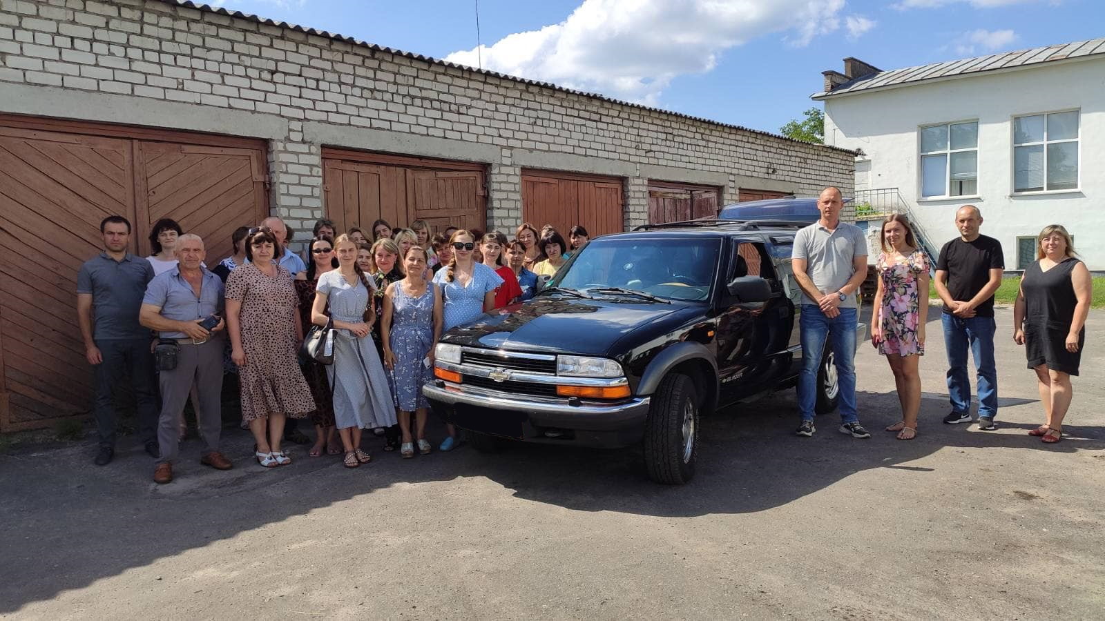 The employees of the settlement council bought a car for the Armed Forces of Ukraine
