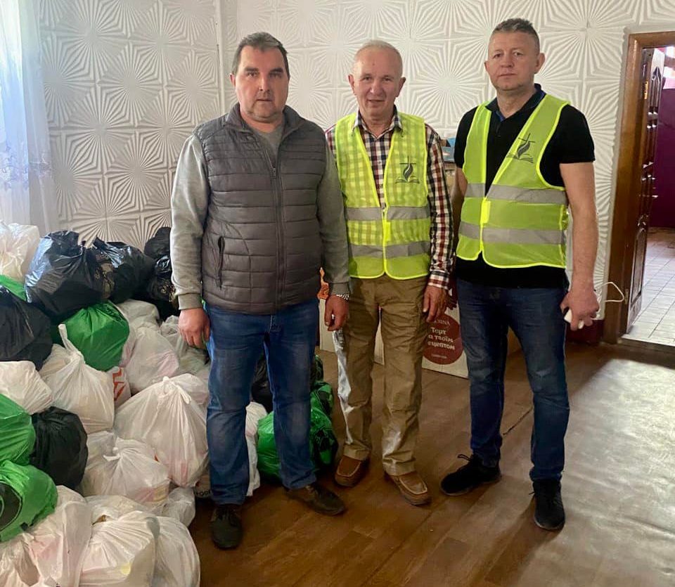 Settlement Head Hryhoriy Tarhonskyi and volunteer Volodymyr Brychka delivered aid to Novyi Bykiv in the Chernihiv Region