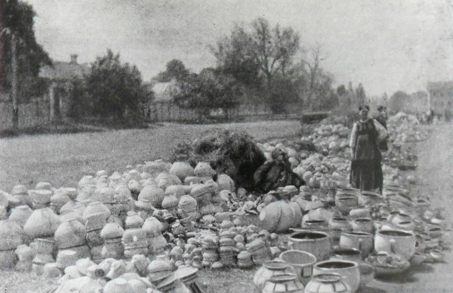 Pottery row on the Opishnya market, the late 19th century