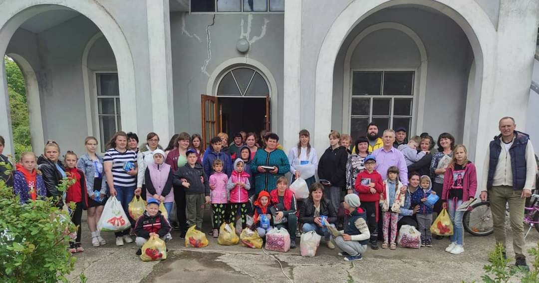 The distribution of humanitarian aid to the families in difficult life circumstances by the Social Services Centre of the Katerynopil Settlement Council and representatives of the Seventh-day Adventists Church