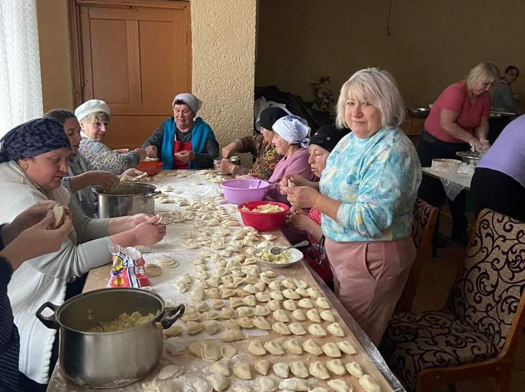 Residents of Krekhovychi make dumplings and stews for the Armed Forces of Ukraine 