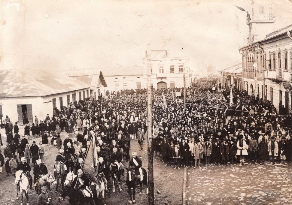 The Kuty Town Hall and a meeting in support of the proclamation of the Western Ukrainian National Republic in November 1918.